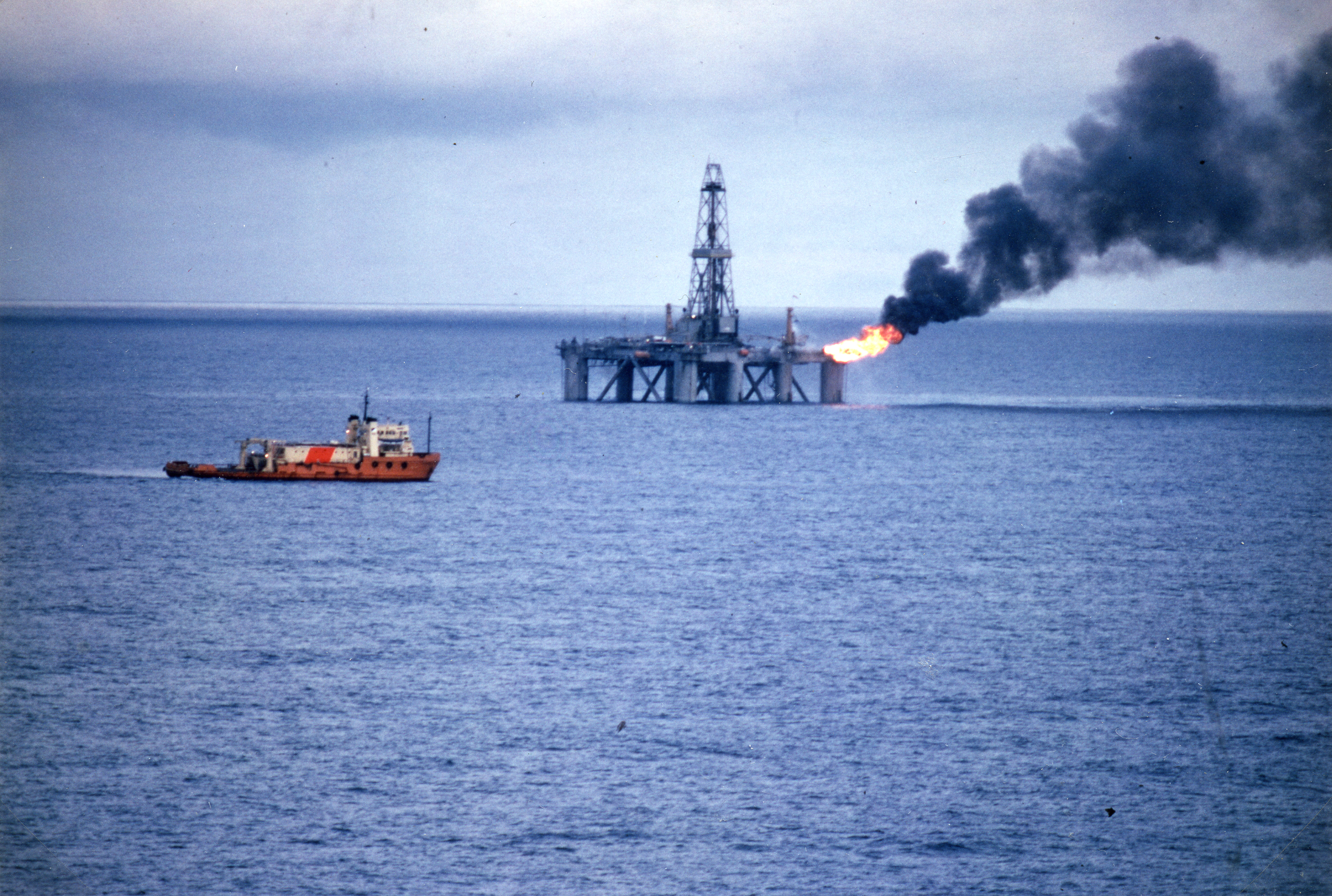 26. juni 1984 gjorde boreriggen Borgny Dolphin funn av olje på Draugen for Shell. Dette bildet av riggen er trolig fra Valhall. Foto: Hilde Hysing-Dahl